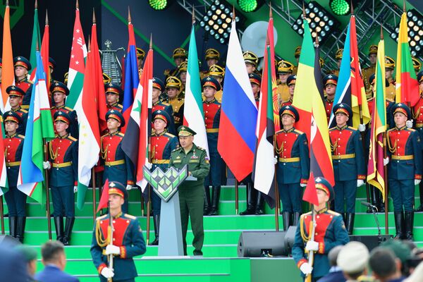 Министр обороны РФ Сергей Шойгу открывает Армейские игры-2019 - Sputnik Азербайджан