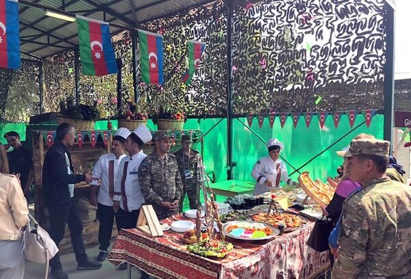 Участников АрМИ-2019 угостили блюдами азербайджанской кухни - фото Участников АрМИ-2019 угостили блюдами азербайджанской кухни - фото - Sputnik Азербайджан