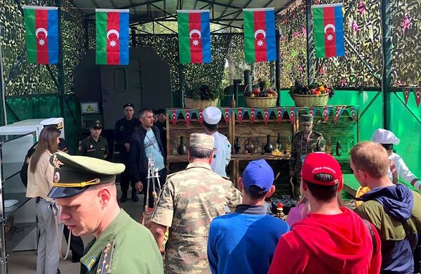 Участников АрМИ-2019 угостили блюдами азербайджанской кухни - фото Участников АрМИ-2019 угостили блюдами азербайджанской кухни - фото - Sputnik Азербайджан