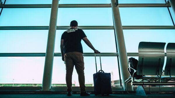 Мужчина с багажом в аэропорту , фото из архива - Sputnik Азербайджан