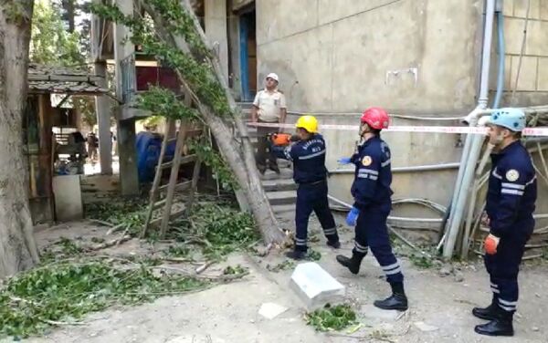 Сотрудники министерства по чрезвычайным ситуациям (МЧС) устраняют последствия урагана в Баку - Sputnik Азербайджан