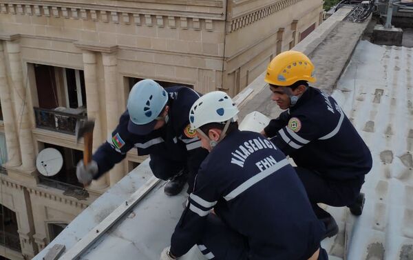 Сотрудники министерства по чрезвычайным ситуациям (МЧС) устраняют последствия урагана в Баку - Sputnik Азербайджан