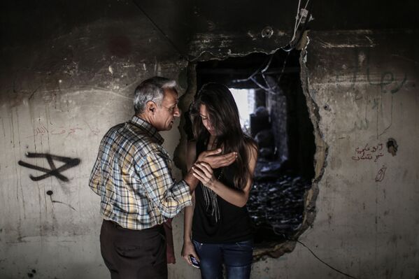Сирийцы-христиане отец и дочь осматривают свой дом в центре Хомса - Sputnik Азербайджан
