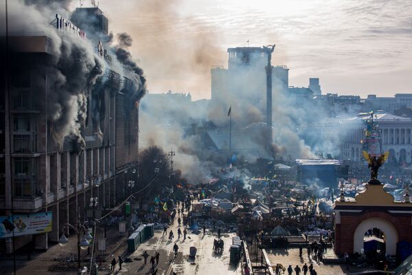 Дым от пожаров и сторонники оппозиции на площади Независимости в Киеве - Sputnik Азербайджан