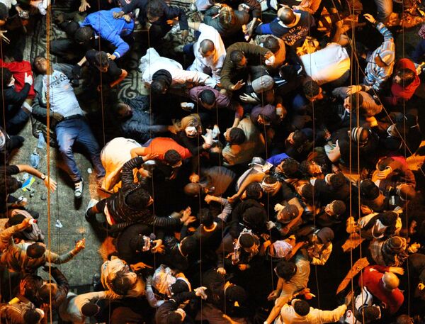 Раненные в ходе вечерних столкновений демонстрантов с полицией в Египте - Sputnik Азербайджан