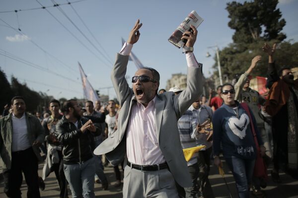 Противники президента Мухаммеда Мурси у резиденции Аль-Иттихадия в Каире - Sputnik Азербайджан