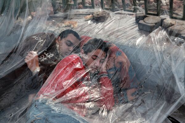 Демонстранты спят под полиэтиленовым пологом на площади Тахрир - Sputnik Азербайджан