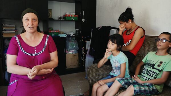 Живут за счет неравнодушных людей : история матери с тремя детьми - видео  - Sputnik Азербайджан