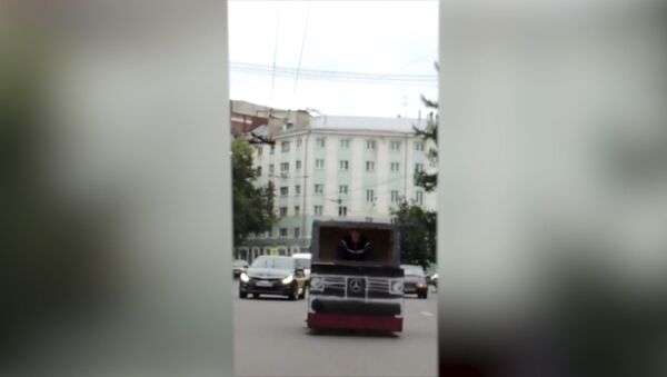 Нижегородец прокатился по улицам на Gelandewagen из картона - Sputnik Азербайджан