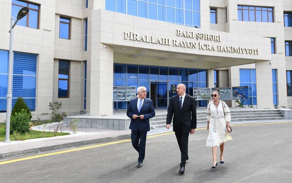 Президент Ильхам Алиев и первая леди Мехрибан Алиева приняли участие в открытии нового административного здания Исполнительной власти Пираллахинского района - Sputnik Азербайджан