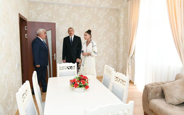 Президент Ильхам Алиев и первая леди Мехрибан Алиева ознакомились с условиями, созданными в жилом комплексе для жителей аварийных зданий - Sputnik Азербайджан