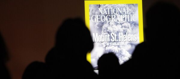  Посетители рассматривают проецированную копию обложки журнала National Geographic в обсерватории Джонстон-Ридж, фото из архива - Sputnik Азербайджан