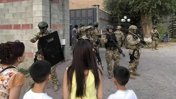 Киргизский спецназ на территории резиденции бывшего президента Кыргызстана Алмазбека Атамбаева в селе Кой-Таш - Sputnik Азербайджан