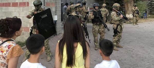 Киргизский спецназ на территории резиденции бывшего президента Кыргызстана Алмазбека Атамбаева в селе Кой-Таш Киргизский спецназ на территории резиденции бывшего президента Кыргызстана Алмазбека Атамбаева в селе Кой-Таш - Sputnik Азербайджан