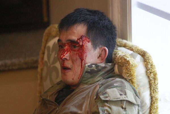 Atambayevin saxlanılması üçün Koy-Taş kəndində keçirilmiş xüsusi əməliyyat zamanı yaralanmış xüsusi təyinatlı - Sputnik Azərbaycan