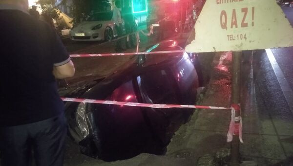 Легковой автомобиль в Ясамальском районе Баку упал в яму, вырытую работниками ПО Azəriqaz - Sputnik Азербайджан