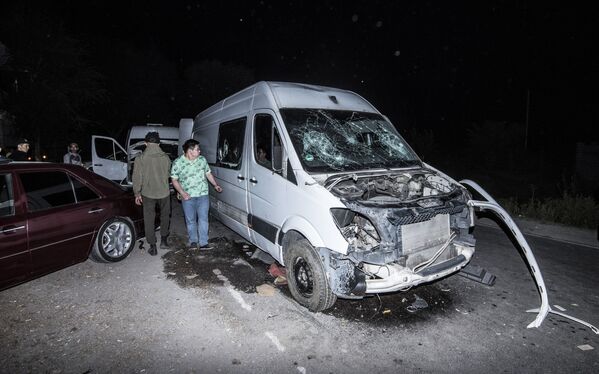Разбитый автомобиль неподалеку от резиденции экс-президента Киргизии Алмазбека Атамбаева в селе Кой-Таш, где прошла спецоперация по его задержанию - Sputnik Азербайджан
