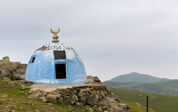 Святилище на вершине горы Гаджигая - Sputnik Азербайджан