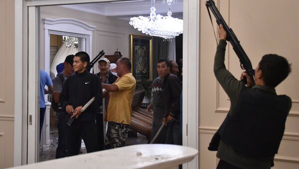  Сторонники бывшего президента Кыргызстана Алмазбека Атамбаева охраняют его дом, фото из архива - Sputnik Азербайджан