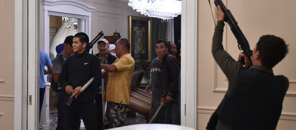  Сторонники бывшего президента Кыргызстана Алмазбека Атамбаева охраняют его дом, фото из архива - Sputnik Азербайджан
