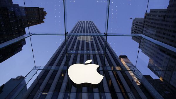 Логотип компании Apple на входе в магазин компании, расположенном на Пятом авеню в Нью-Йорке - Sputnik Азербайджан