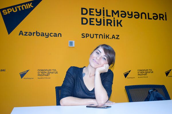 Rəfiqə Əziz: Mənim alt paltarında meydana qaçmaq fikrim yoxdur Rəfiqə Əziz: Mənim alt paltarında meydana qaçmaq fikrim yoxdur - Sputnik Azərbaycan