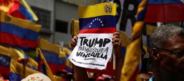 Плакат с надписью Трамп разблокируй Венесуэлу на демонстрации в честь двухсотлетия битвы при Бояке в Национальном Пантеоне в Каракасе, фото из архива - Sputnik Азербайджан