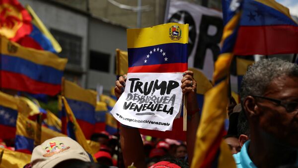 Плакат с надписью Трамп разблокируй Венесуэлу на демонстрации в честь двухсотлетия битвы при Бояке в Национальном Пантеоне в Каракасе, фото из архива - Sputnik Азербайджан
