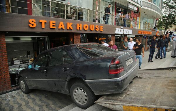 В Баку автомобиль врезался в ресторан - Sputnik Азербайджан