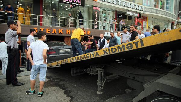 В Баку автомобиль врезался в ресторан - Sputnik Azərbaycan