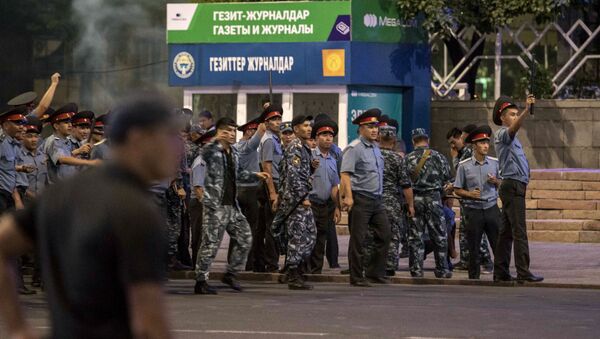 Сторонники  Атамбаева на площади Ала-Тоо в Бишкеке - Sputnik Азербайджан