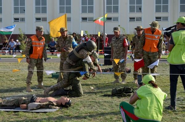 Азербайджанские военные врачи показали, на что способны на поле боя - видео Азербайджанские военные врачи показали, на что способны на поле боя - видео - Sputnik Азербайджан