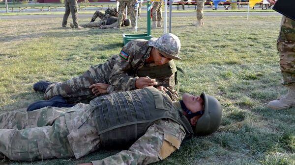 Азербайджанские военные врачи приняли участие в очередном этапе конкурса Военно-медицинская эстафета - Sputnik Азербайджан