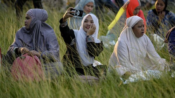 Филипинские мусульмане во время празднования праздника жертвоприношения Гурбан-байрам в Маниле  - Sputnik Азербайджан