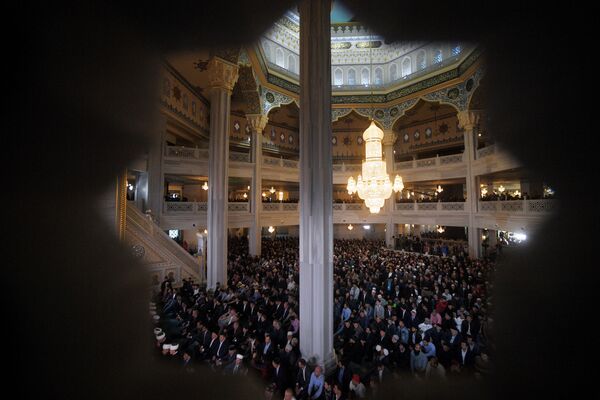 Верующие на богослужении в честь праздника Гурбан-Байрам в Московской соборной мечети - Sputnik Азербайджан
