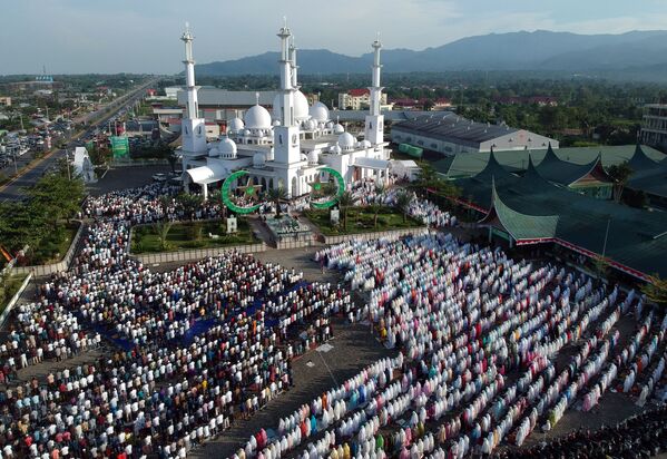 Вид сверху на мусульман во время молитвы в день праздника жертвоприношения Гурбан-байрам в Индонезии  - Sputnik Азербайджан