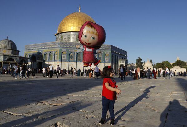 Палестинская девочка с шариком в день праздника жертвоприношения Гурбан-байрам в Иерусалиме  - Sputnik Азербайджан