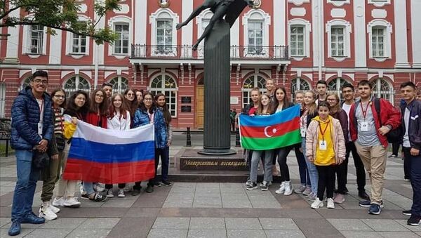 Азербайджанские школьники приняли участие в культурно-образовательной поездке в Санкт-Петербург - Sputnik Азербайджан