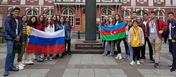 Азербайджанские школьники приняли участие в культурно-образовательной поездке в Санкт-Петербург - Sputnik Азербайджан