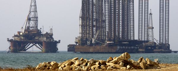 Нефтяные платформы в Каспийском море. АБшеронский полуостров, фото из архива Нефтяные платформы в Каспийском море. АБшеронский полуостров, фото из архива - Sputnik Азербайджан