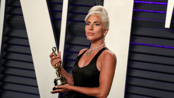 Леди Гага с со своим Оскаром на вечеринке Vanity Fair Oscar Party, 2019 - Sputnik Азербайджан