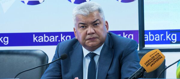 Председатель Государственного комитета национальной безопасности Орозбек Опумбаев на пресс-конференции о ситуации с задержанием бывшего президента Алмазбека Атамбаева - Sputnik Азербайджан