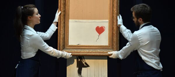 Работники Sotheby's с только что завершенной работой Бэнкси под названием Любовь в мусорной корзине Работники Sotheby's с только что завершенной работой Бэнкси под названием Любовь в мусорной корзине - Sputnik Азербайджан