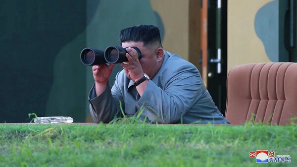 Северокорейский лидер Ким Чен Ын наблюдает за испытательными запусками ракет, фото из архива - Sputnik Azərbaycan