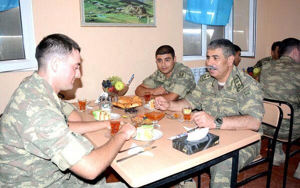 Министр обороны Азербайджана посетил передовые подразделения - Sputnik Азербайджан