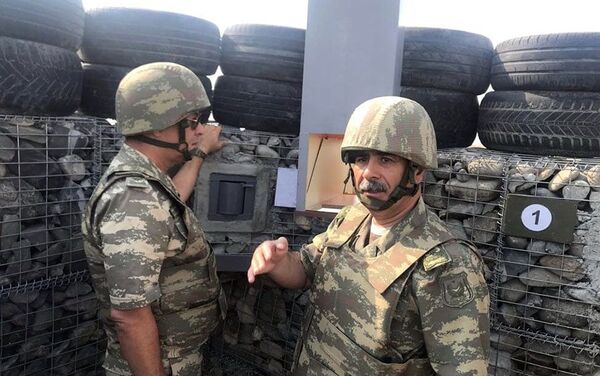Министр обороны Азербайджана посетил передовые подразделения - Sputnik Азербайджан
