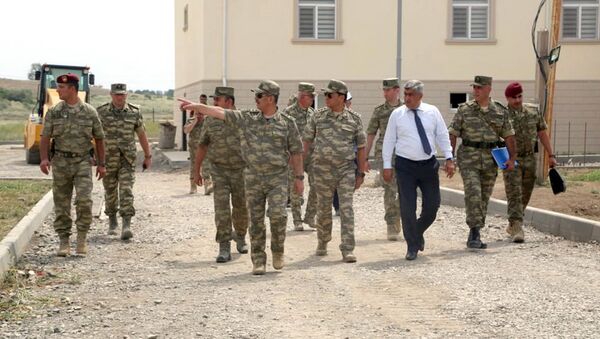 Министр обороны Азербайджана Закир Гасанов посетил ряд строящихся военных объектов в прифронтовой зоне - Sputnik Азербайджан
