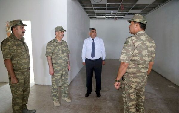 Министр обороны Азербайджана Закир Гасанов посетил ряд строящихся военных объектов в прифронтовой зоне - Sputnik Азербайджан