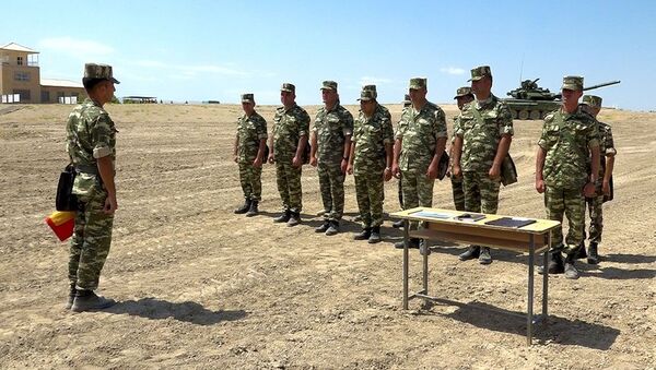 Азербайджанские офицеры продемонстрировали боевые навыки - Sputnik Азербайджан