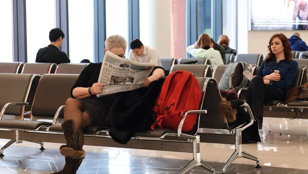 Пассажиры в зале ожидания в аэропорту Шереметьево - Sputnik Азербайджан
